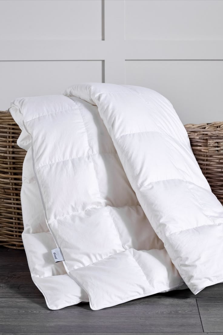 Couette plume blanche dans une chambre cosy · nettoyage couette Colblanc