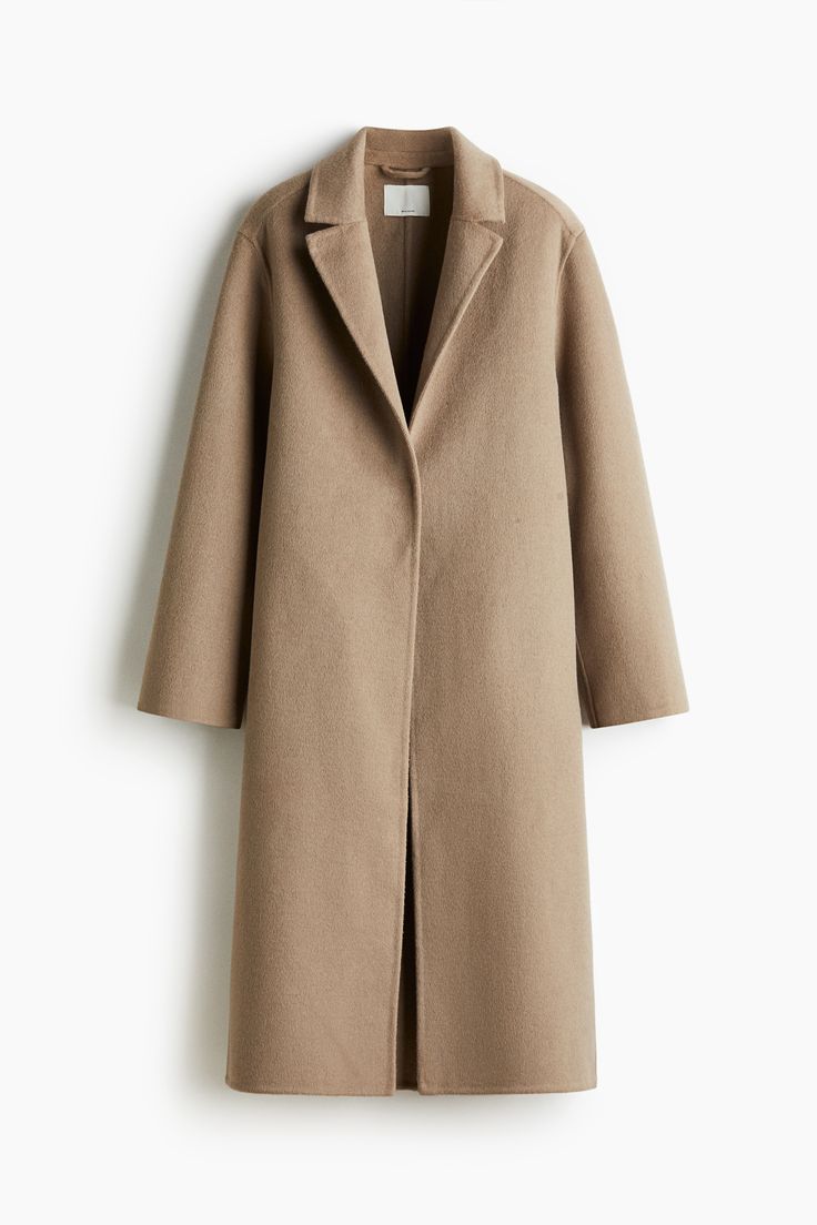 Manteau long en laine camel sur fond clair