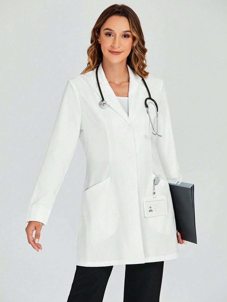 Praticienne en blouse blanche médicale avec stéthoscope