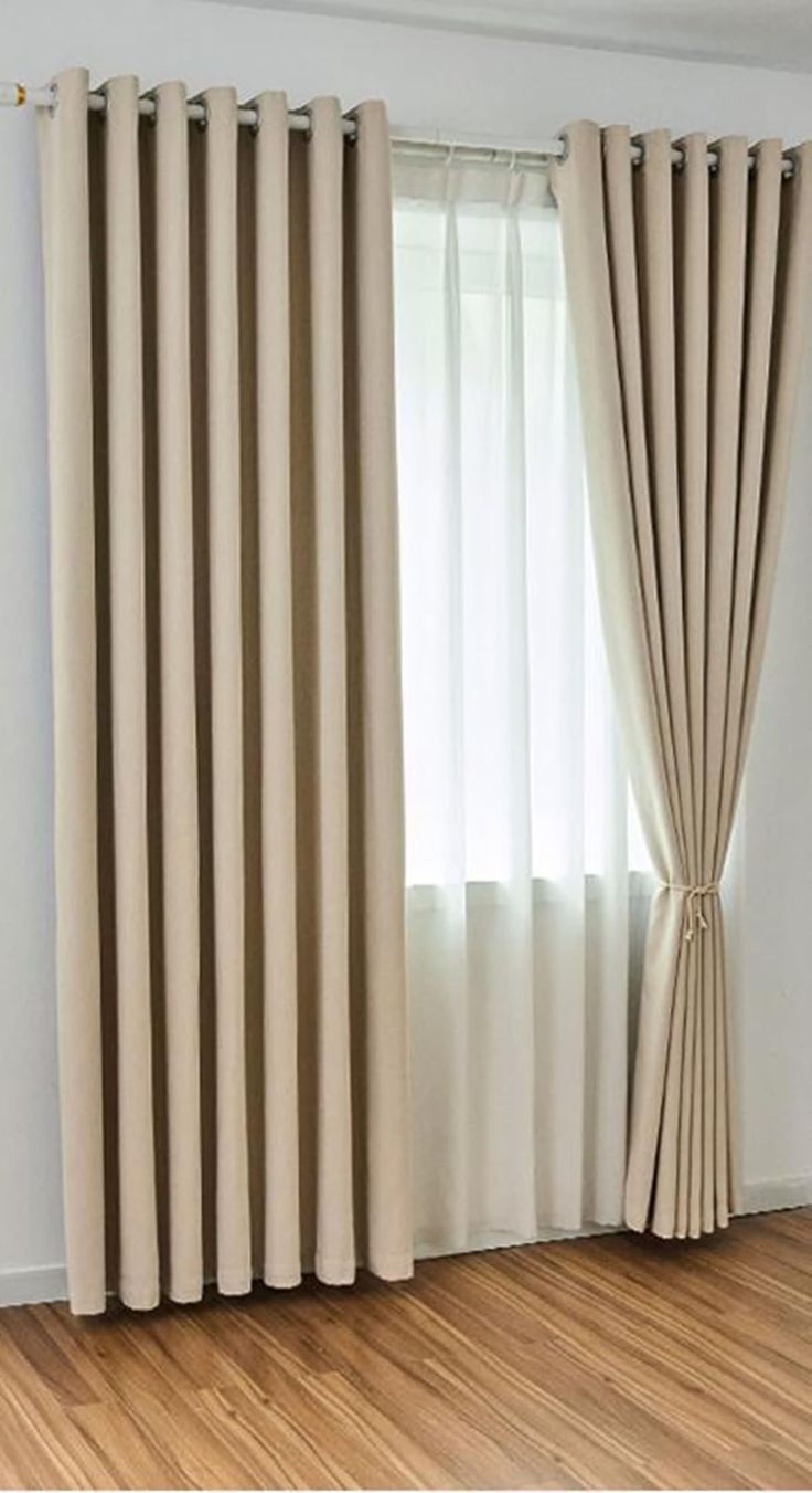 Rideaux crème dans un salon avec voilage blanc · nettoyage rideaux Colblanc