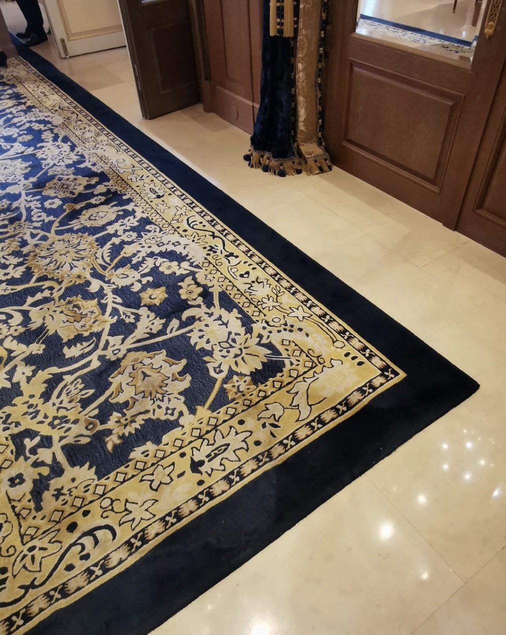 Grand tapis bleu et or oriental dans le hall d'un hôtel particulier après nettoyage Colblanc