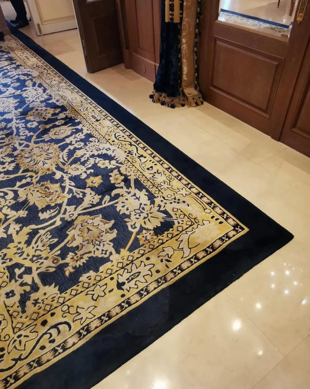 Grand tapis bleu et or oriental dans le hall d'un hôtel particulier après nettoyage Colblanc