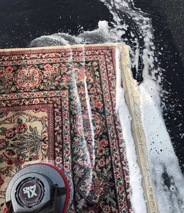 Tapis oriental en cours de lavage avec mousse et machine professionnelle XL Pro