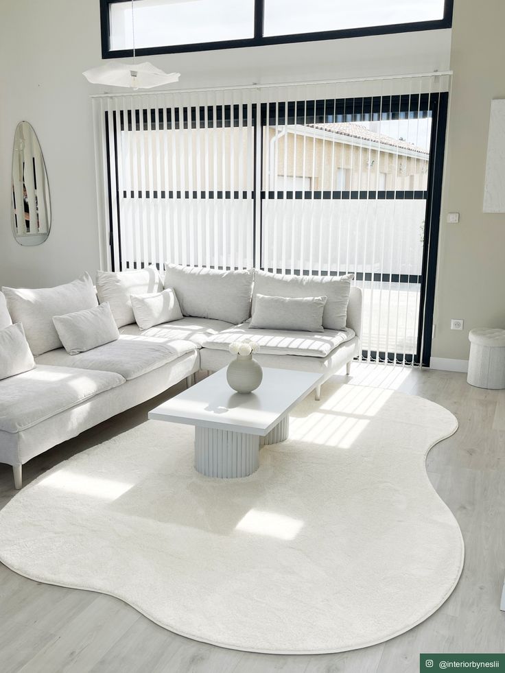 Tapis shaggy crème dans un salon clair lumineux
